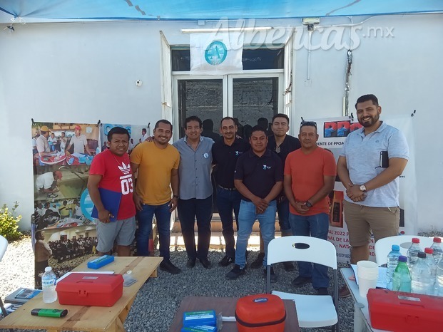 ASESOR CON GRUPO DE CERTIFICADOS PISCINAS ABRIL 24 ZIHUA.jpg