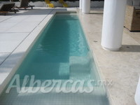 Alberca alargada con jacuzzi