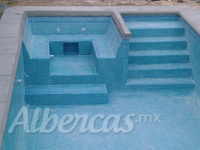 Jacuzzi y saliente de escaleras